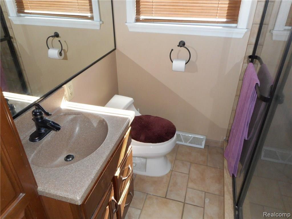 17544 Clark Street Riverview, MI 48193 - Photo 42 of 61 FULL BATH