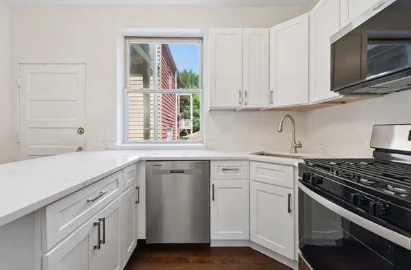 $3,200 | 1340 West Hollywood Avenue, Unit 1, Chicago, IL 60660