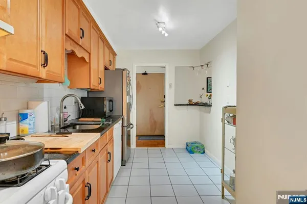 $330,000 | 208 Anderson Street, Unit S5A, Hackensack, NJ 07601