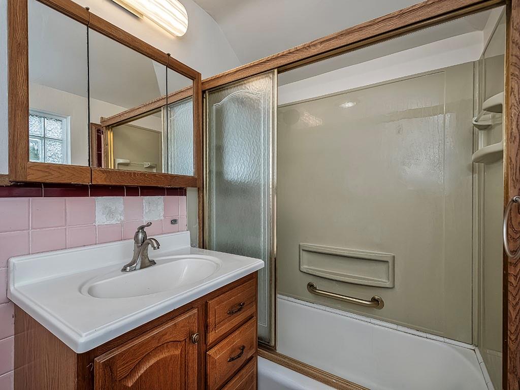 345 Rockhill Road Pittsburgh, PA 15243 - Photo 19 of 32 Upstairs hallway bathroom.