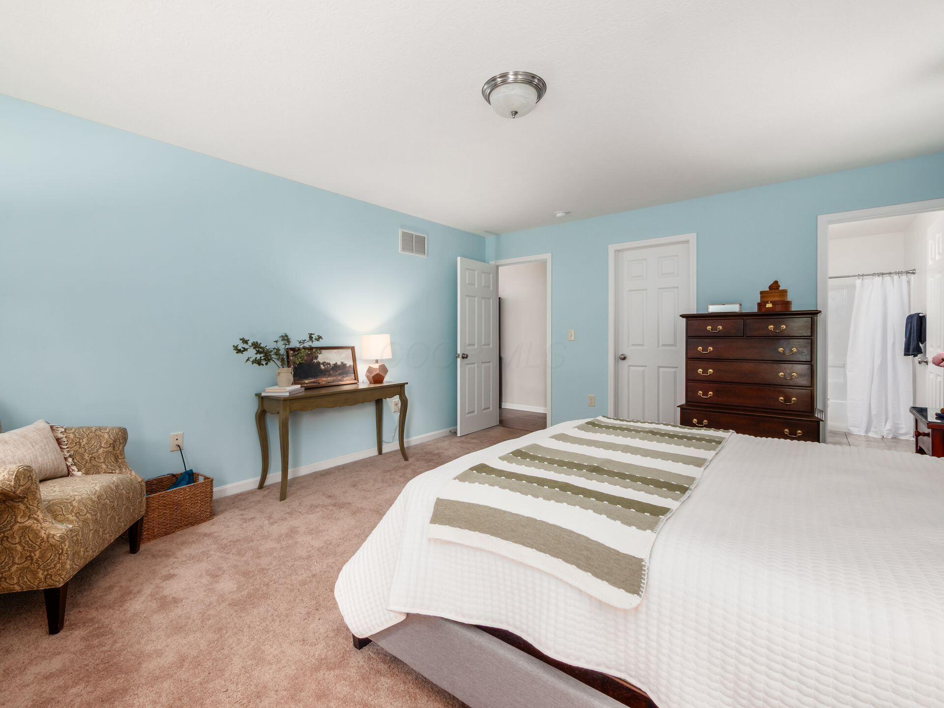 655 East Beaumont Road Columbus, OH 43214 - Photo 17 of 37 1st Floor Primary Suite