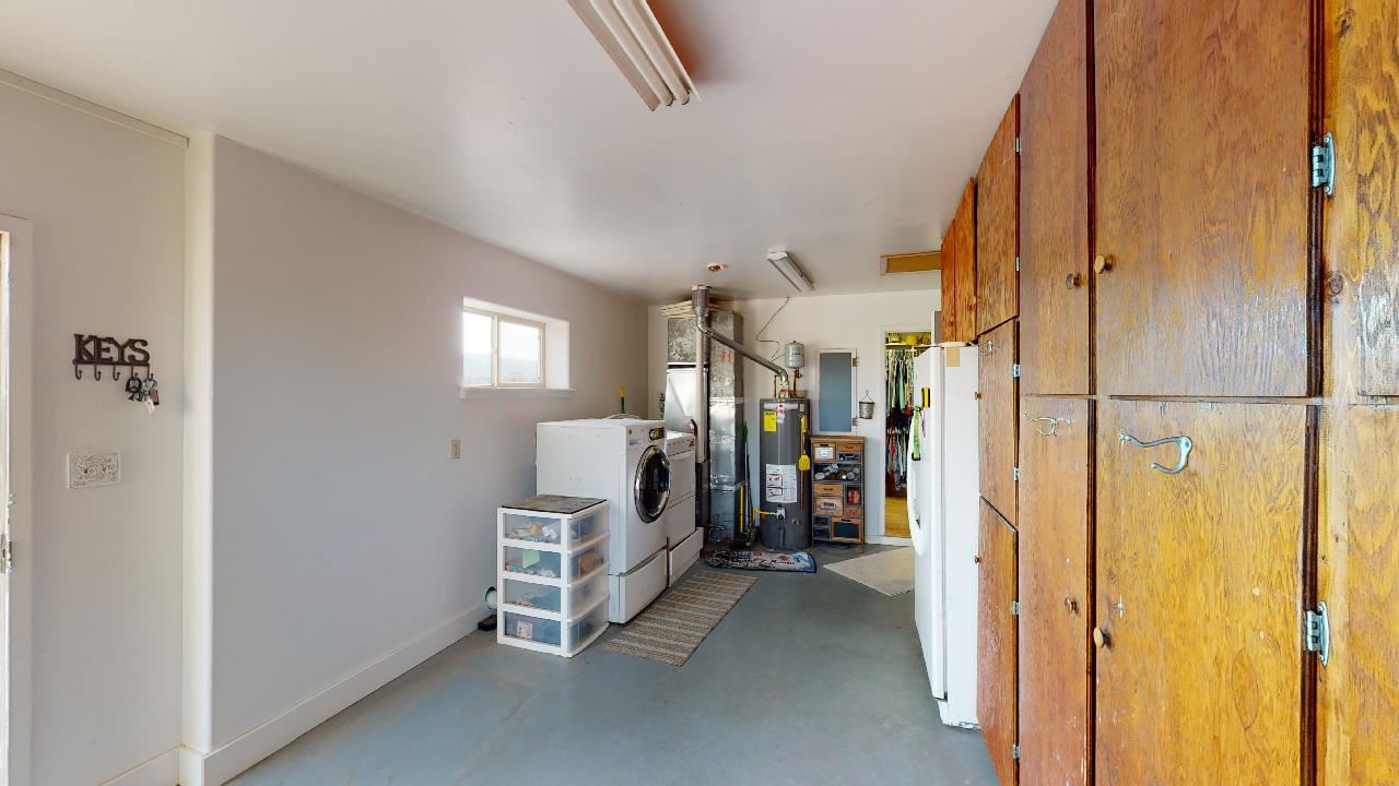 919 21 Road Fruita, CO 81521 - Photo 14 of 27 a view of a hallway with entryway to a bedroom