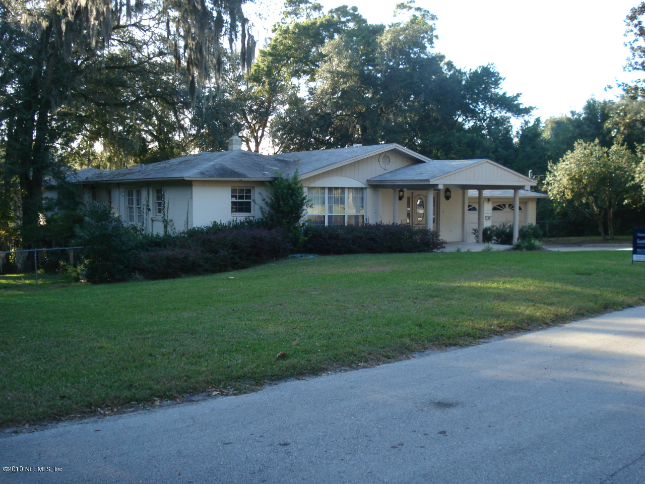 1334 Mayfair Road Jacksonville, FL 32207 - Photo 2 of 4 a view of a yard in front of a house