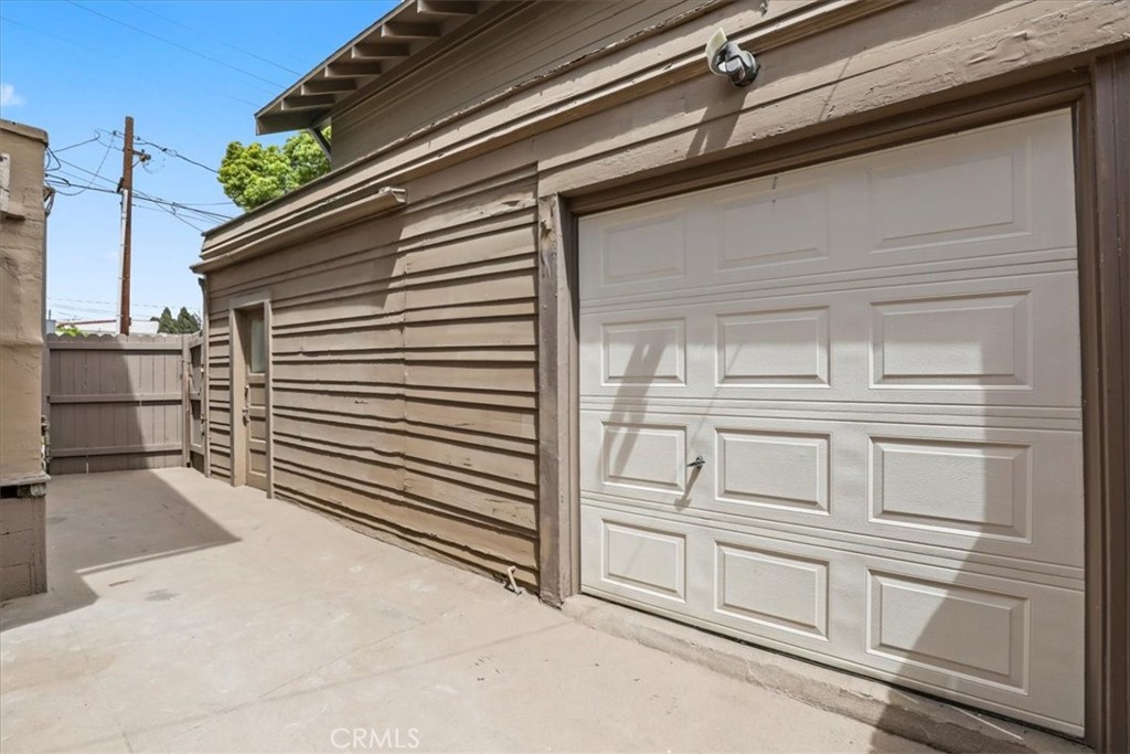 1352 Elm Avenue Long Beach, CA 90813 - Photo 59 of 71 a view of a house with a balcony