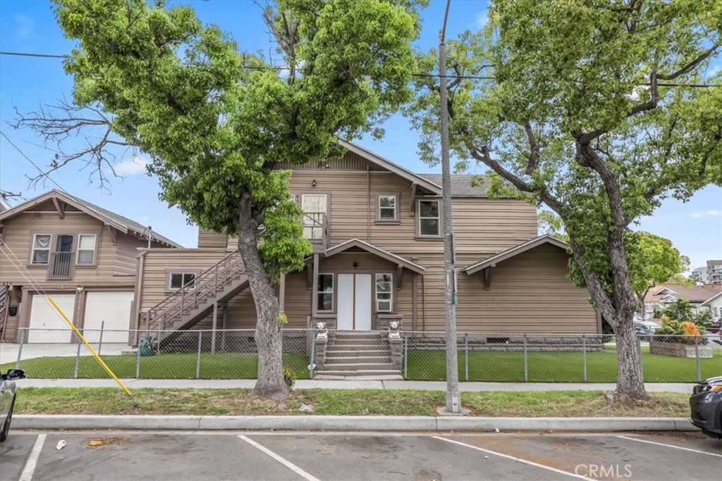 1352 Elm Avenue Long Beach, CA 90813 - Photo 60 of 71 a front view of a house with a garden