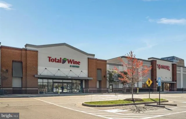 $2,900 | 138 Dale Street, Alexandria, VA 22305