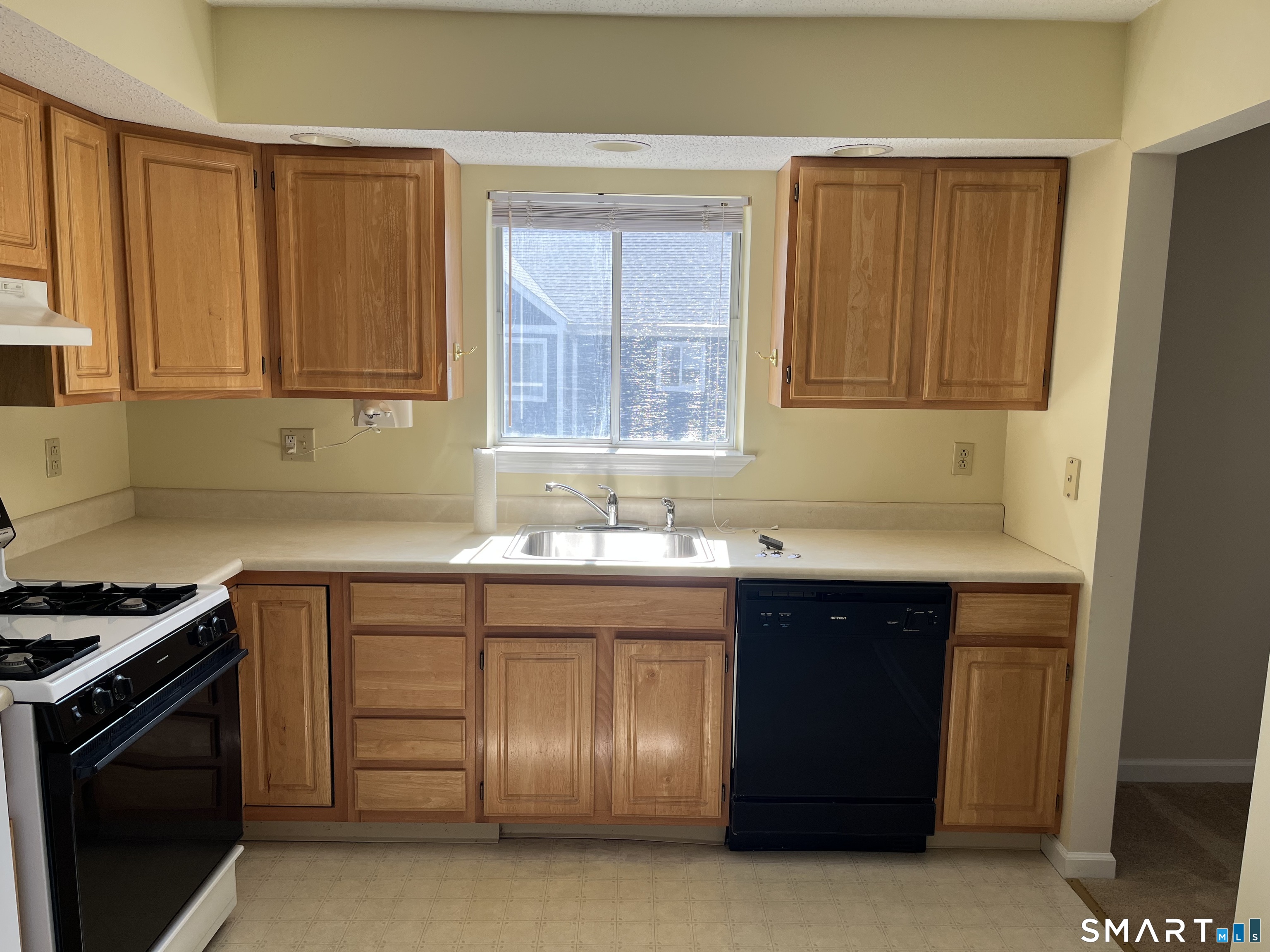 202 Windgate Circle, Unit E Monroe, CT 06468 - Photo 3 of 18