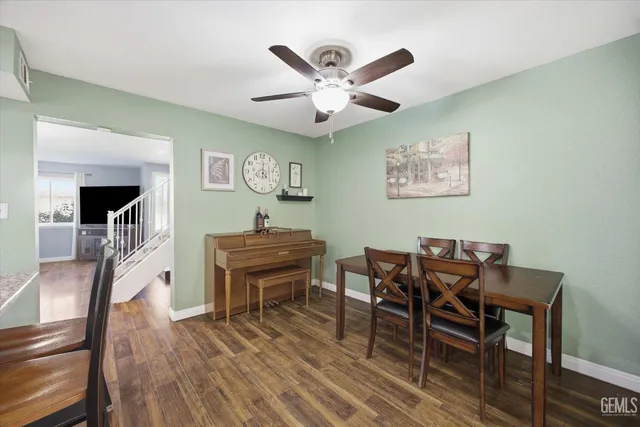 a view of a livingroom with furniture and a ceiling fan
