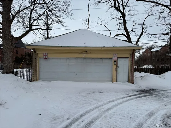 $1,995 | 121 Humboldt Parkway, Unit B, Buffalo, NY 14214