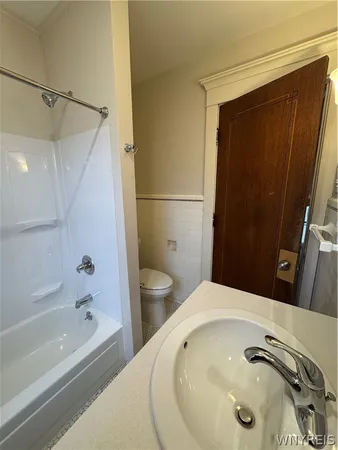 $1,995 | 121 Humboldt Parkway, Unit B, Buffalo, NY 14214