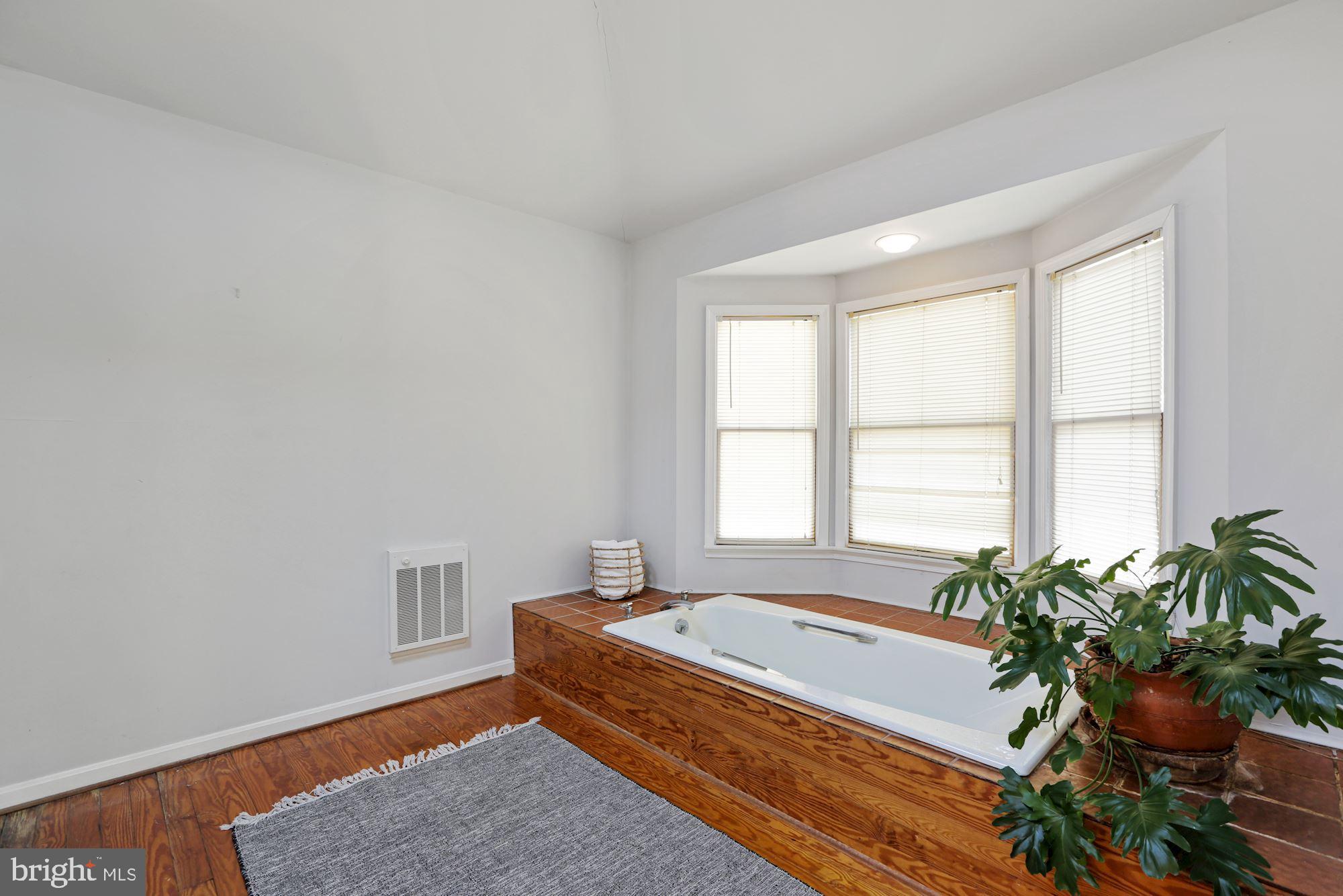 10809 South Glen Road Potomac, MD 20854 - Photo 14 of 27 Owners Bath w/Soaking Tub