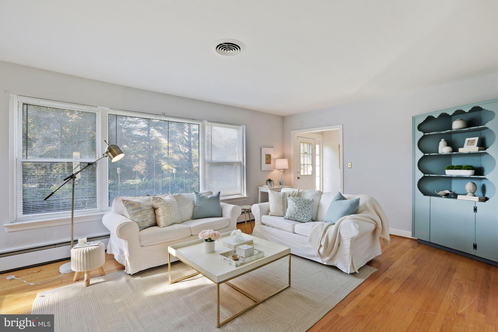 10809 South Glen Road Potomac, MD 20854 - Photo 3 of 27 Sunny & Bright Living Room