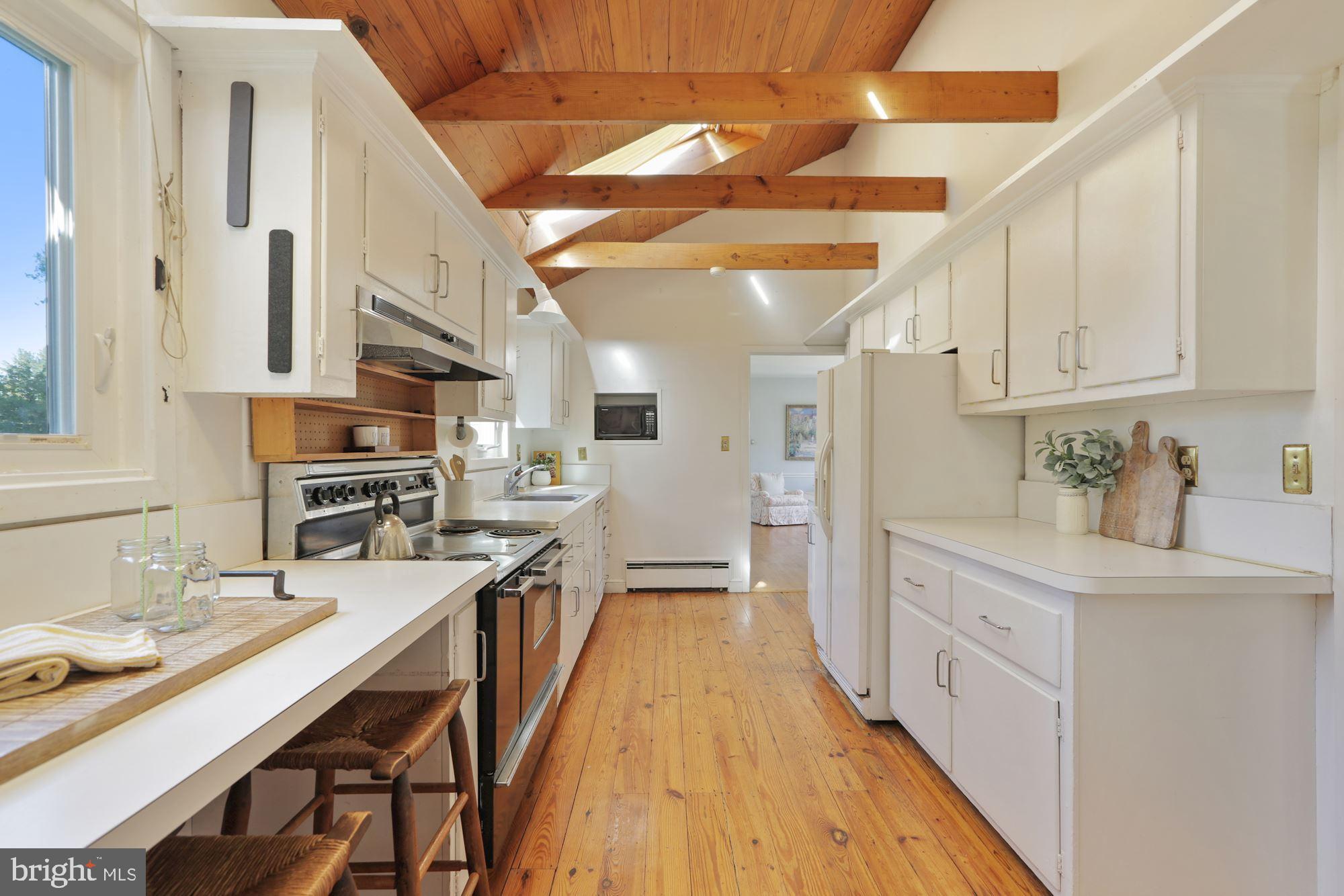 10809 South Glen Road Potomac, MD 20854 - Photo 6 of 27 Custom Kitchen w/Bar Seating