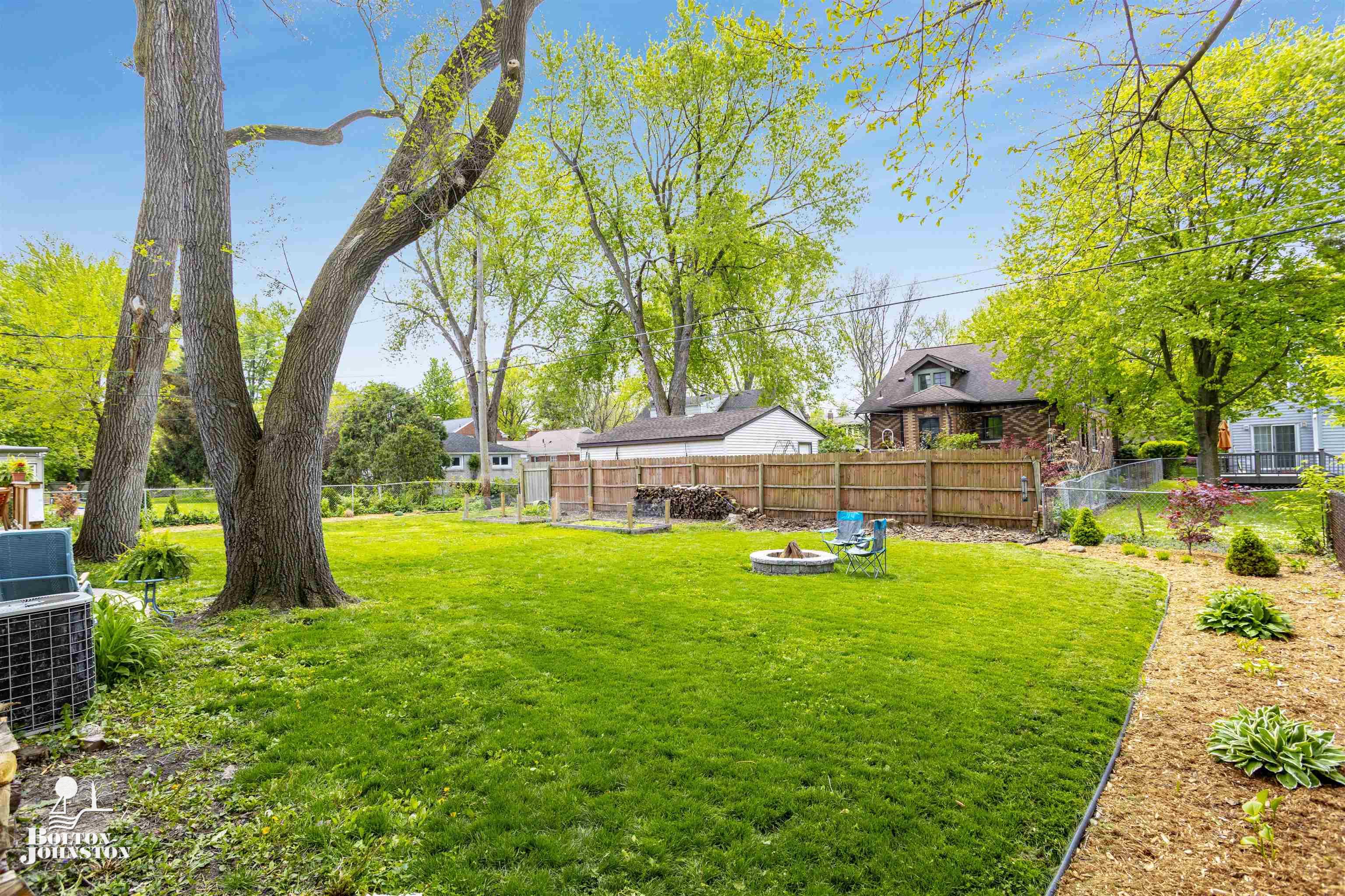 801 Pemberton Road Grosse Pointe, MI 48230 - Photo 42 of 46 Large Backyard
