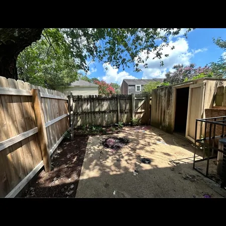 a view of a backyard