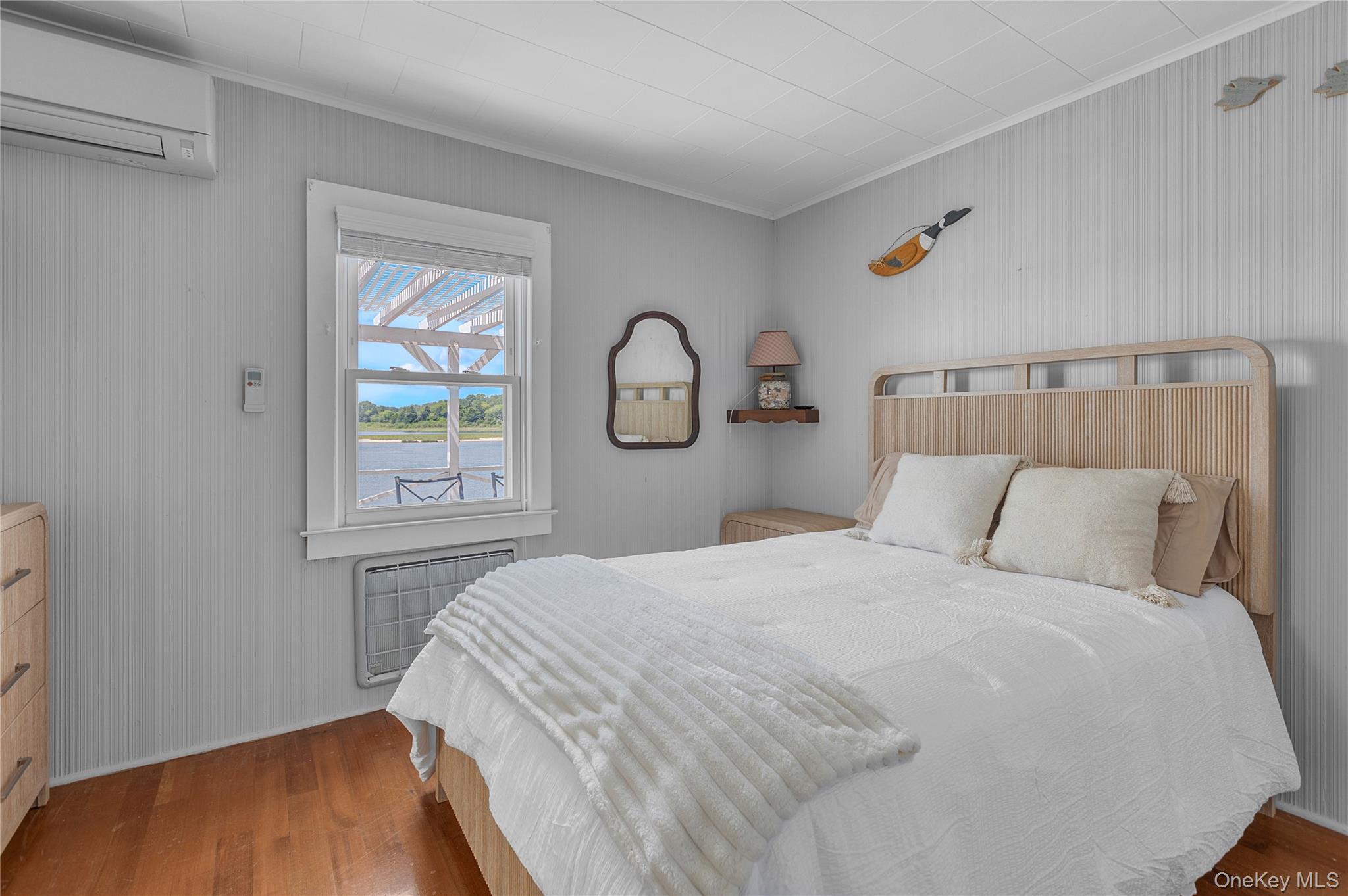 286 Towd Point Road Southampton, NY 11968 - Photo 21 of 35 a bedroom with a bed and a window