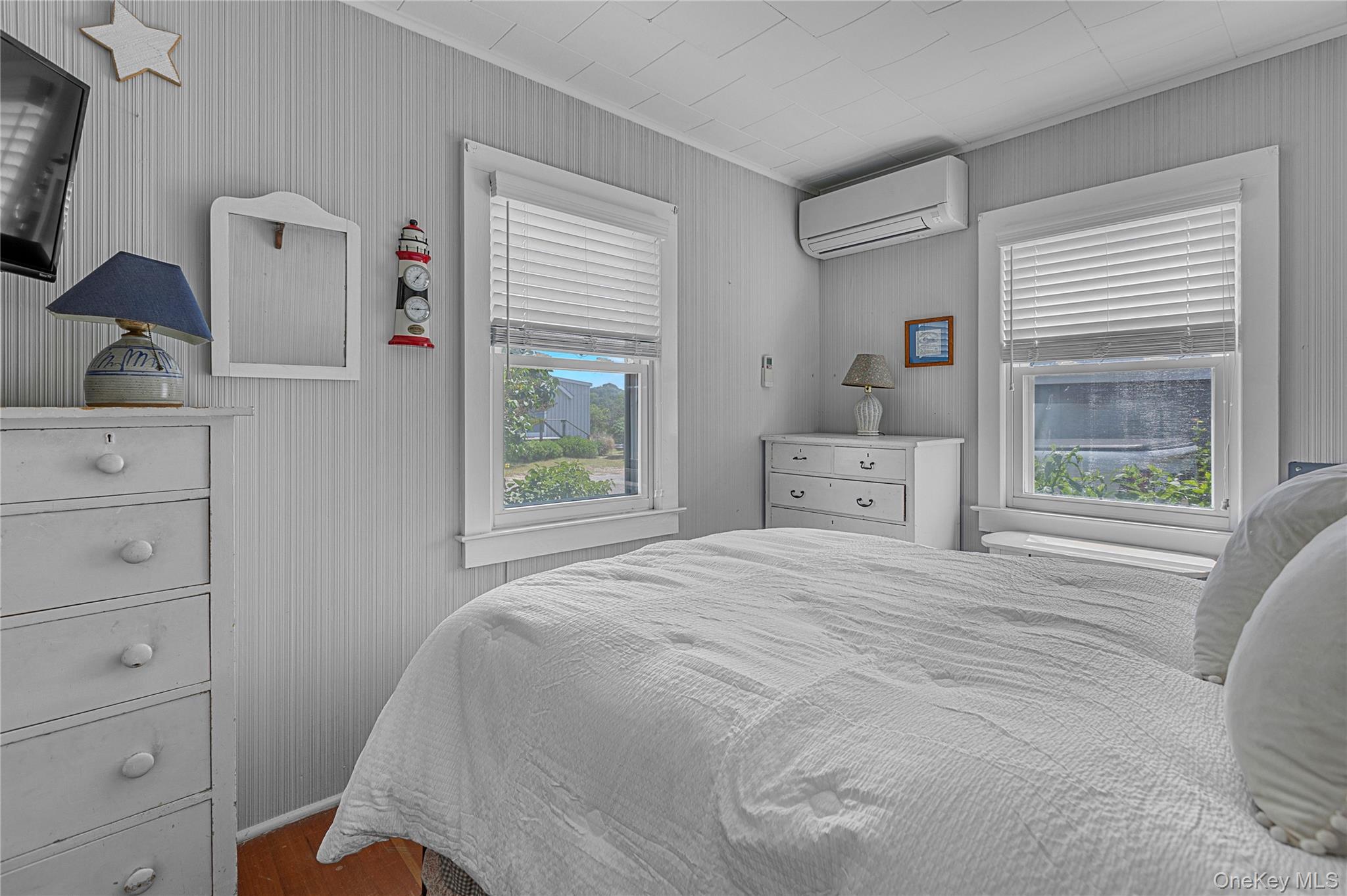 286 Towd Point Road Southampton, NY 11968 - Photo 25 of 35 a bedroom with a bed and a window