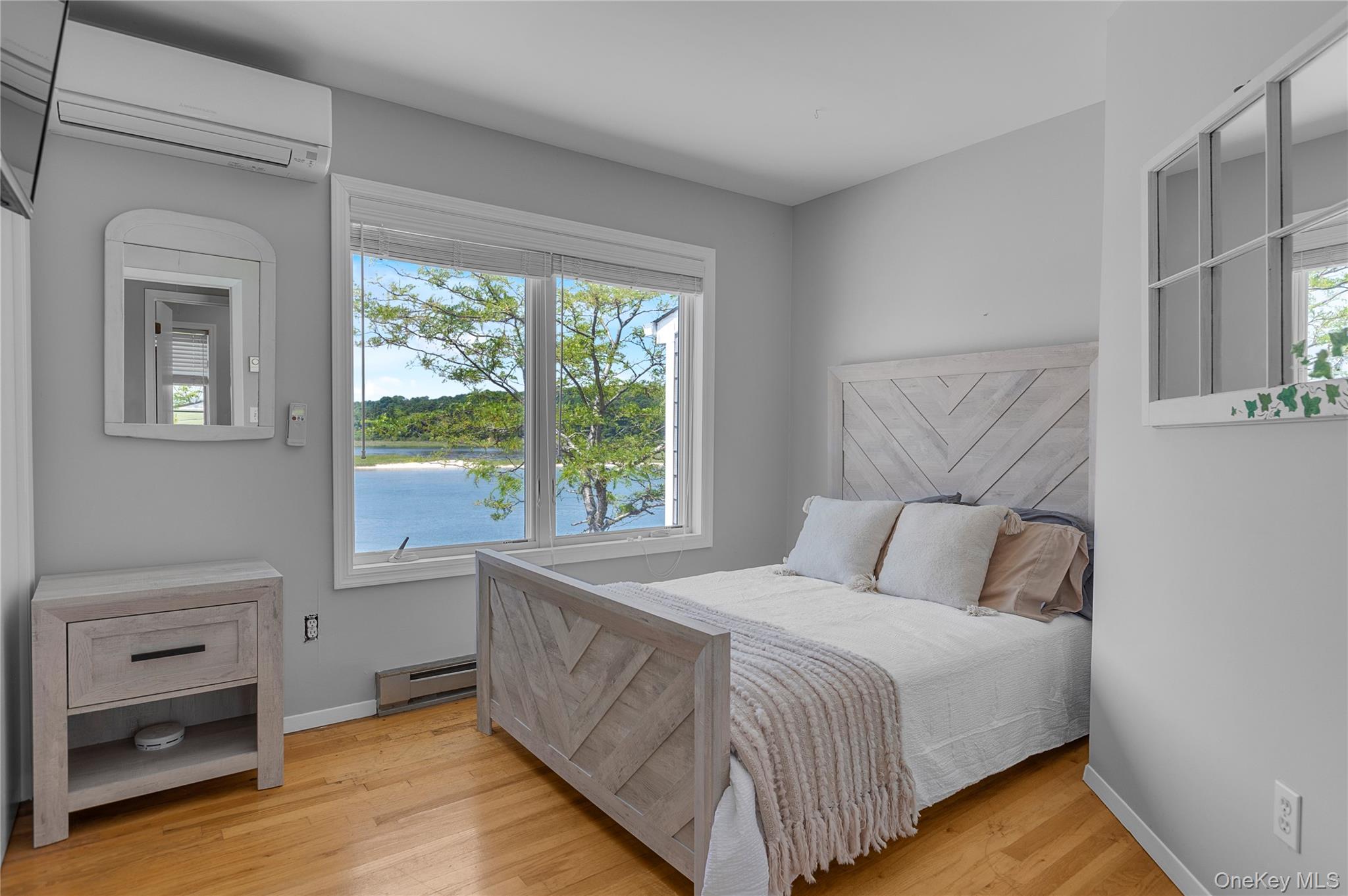 286 Towd Point Road Southampton, NY 11968 - Photo 26 of 35 a bedroom with a bed and a window