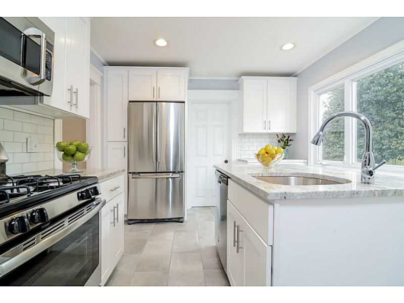 19 County Street Newport, RI 02840 - Photo 8 of 24 Kitchen.