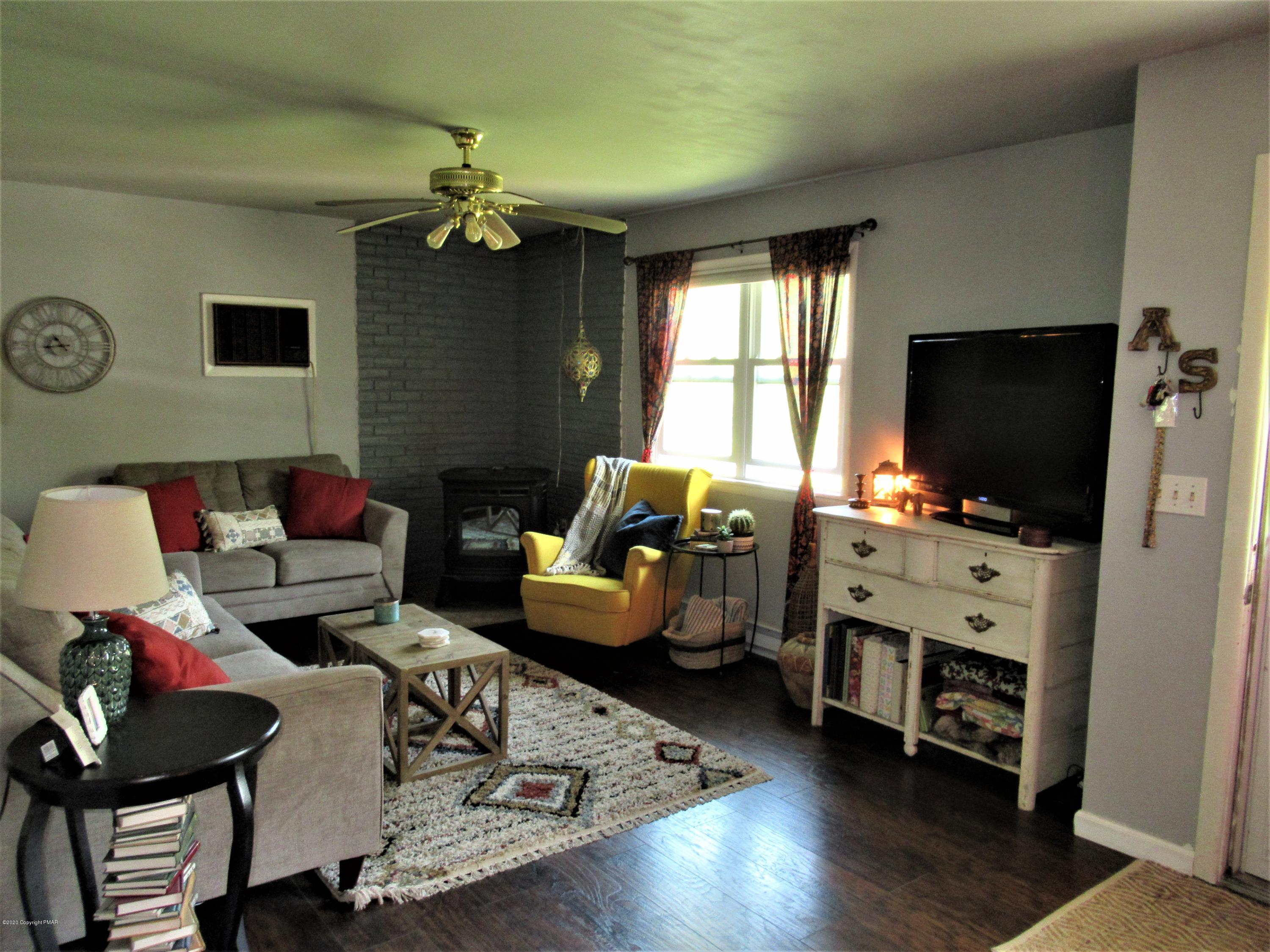 1403 Main Road East Stroudsburg, PA 18302 - Photo 3 of 13 LIVING ROOM