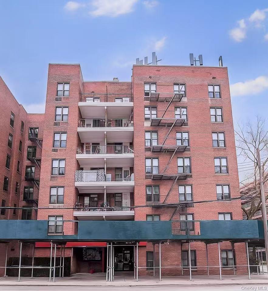 View of apartment building / complex