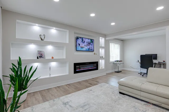 $469,900 | 5190 Chambers Drive, Hoffman Estates, IL 60010