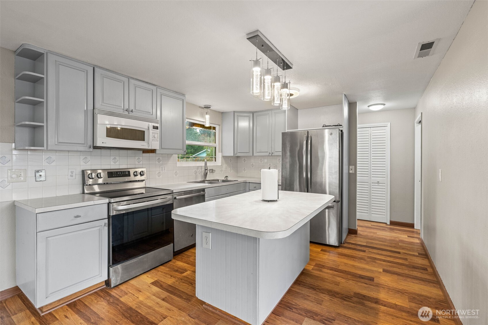 1209 Dundee Drive Cosmopolis, WA 98537 - Photo 21 of 40 a kitchen with stainless steel appliances granite countertop a white stove top oven and refrigerator