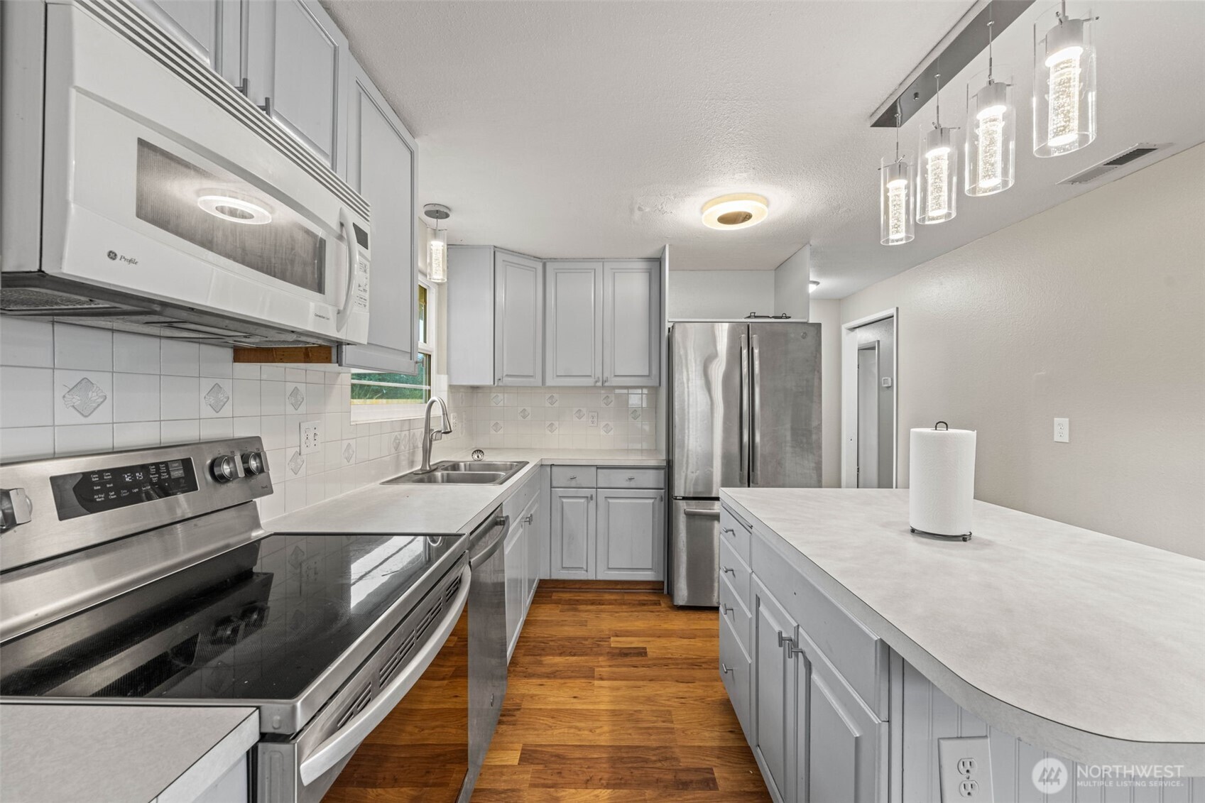 1209 Dundee Drive Cosmopolis, WA 98537 - Photo 22 of 40 a kitchen with a sink stove and refrigerator
