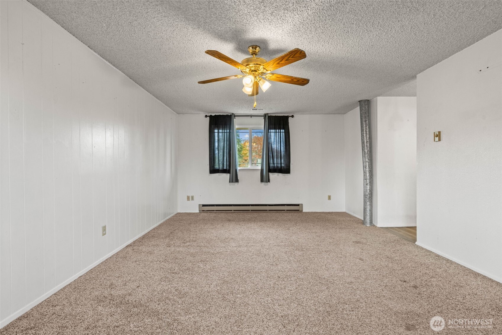 1209 Dundee Drive Cosmopolis, WA 98537 - Photo 31 of 40 a view of a livingroom with a ceiling fan