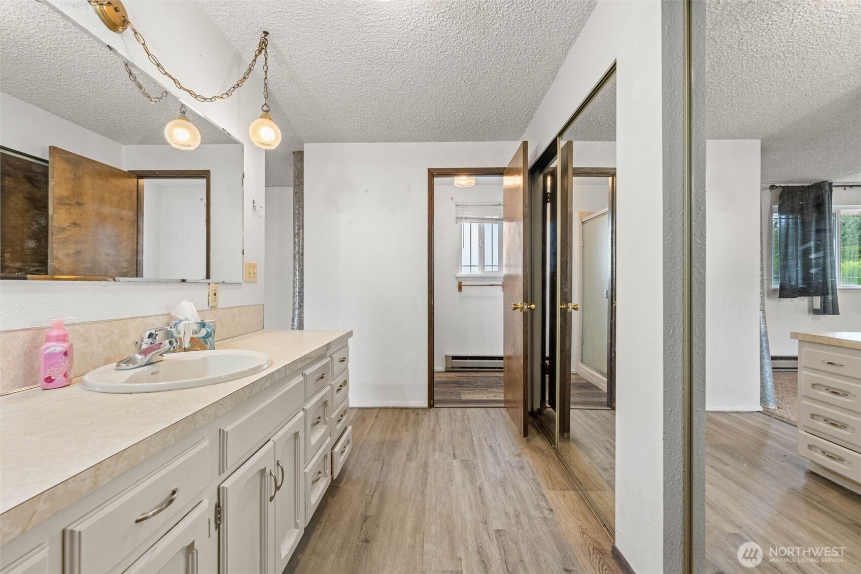 1209 Dundee Drive Cosmopolis, WA 98537 - Photo 33 of 40 a bathroom with a sink and a mirror