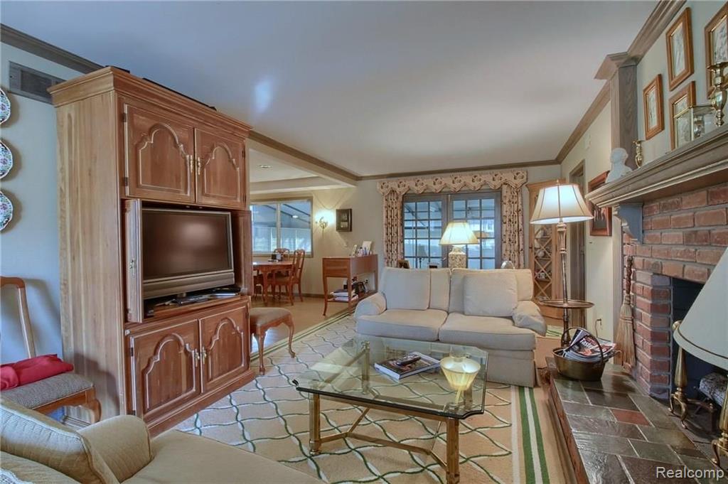 659 North Rosedale Court Grosse Pointe Woods, MI 48236 - Photo 12 of 36