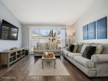 $369,900 | 3900 Bluebird Lane, Rolling Meadows, IL 60008