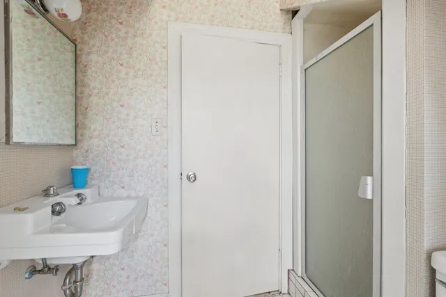 a black and white photo of a living room
