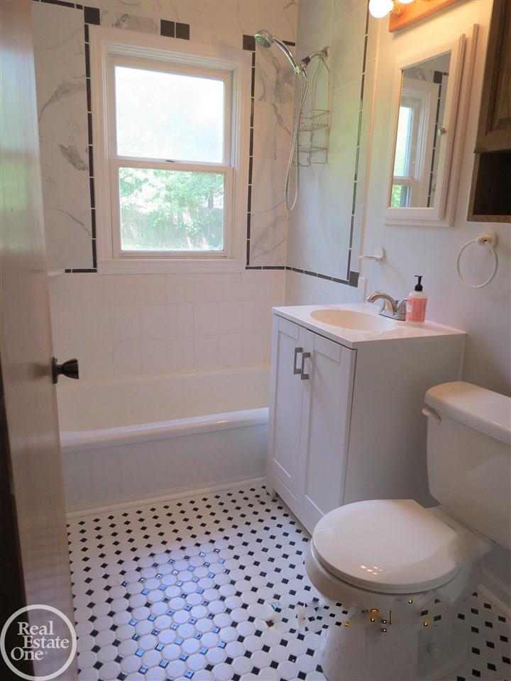 515 Stratford Road Ferndale, MI 48220 - Photo 14 of 22 50017931-13.JPG