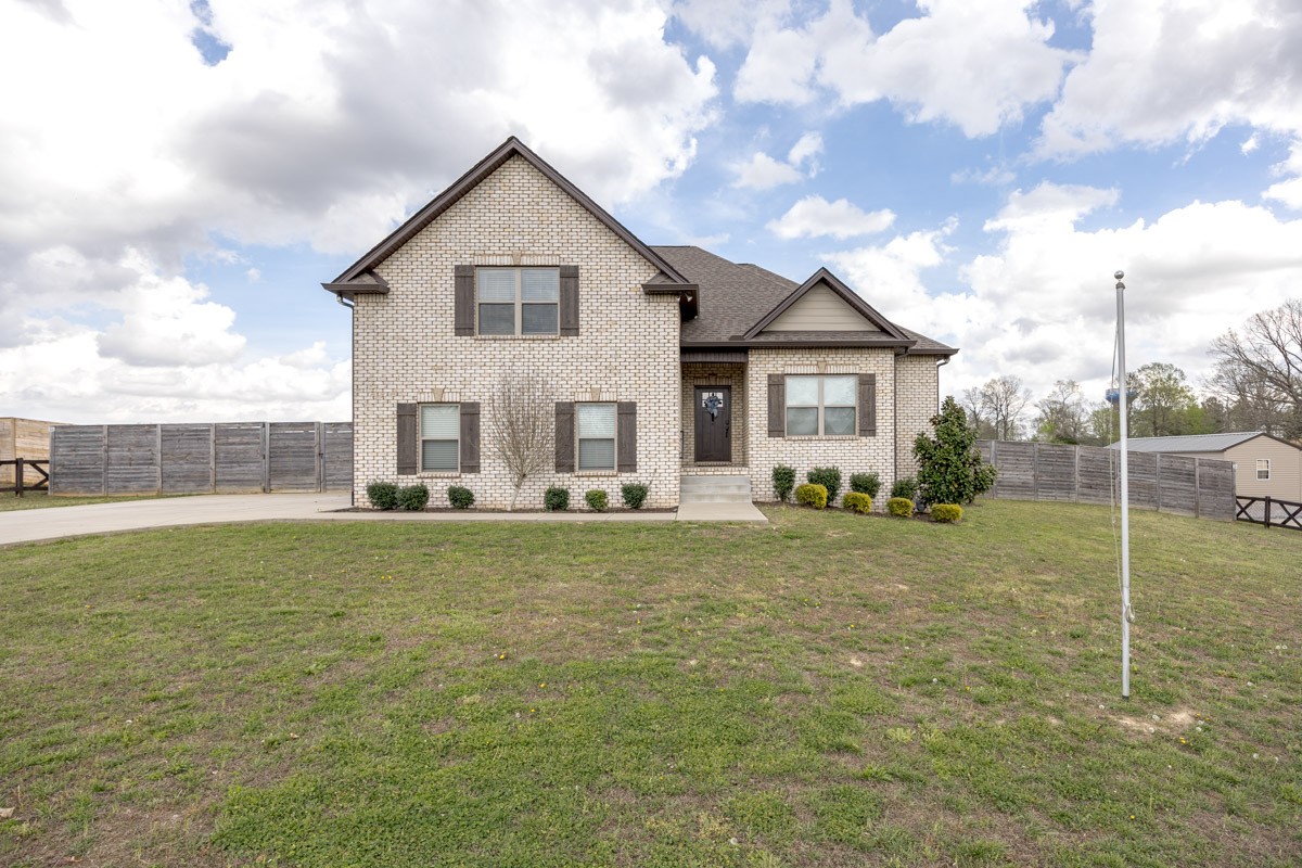 2743 West County Farm Road Springfield, TN 37172 - Photo 4 of 53 a view of a house with backyard and garden