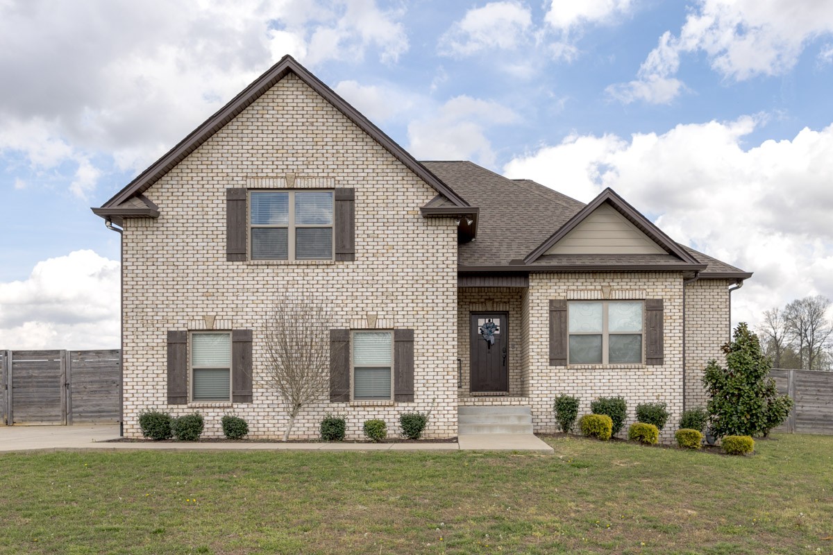 2743 West County Farm Road Springfield, TN 37172 - Photo 5 of 53 a front view of a house with garden