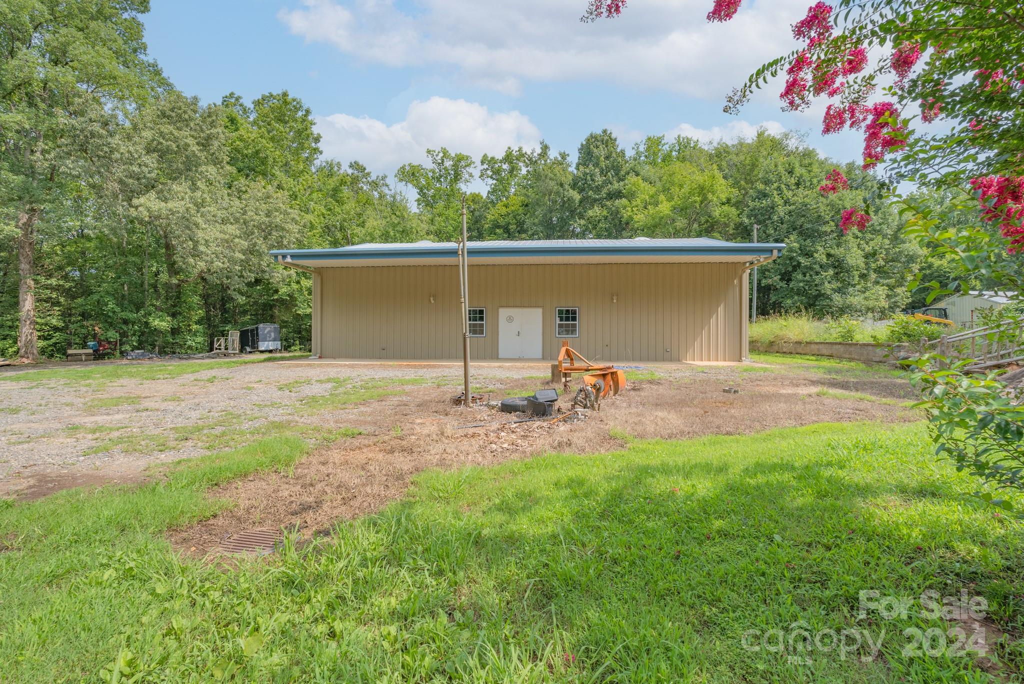 4120 Bookout Road Rock Hill, SC 29730 - Photo 40 of 47 a backyard of a house with table and chairs
