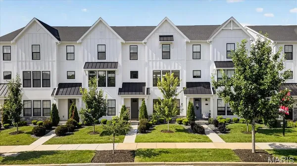 $5,200 | 8933 Eager Road, St. Louis, MO 63144