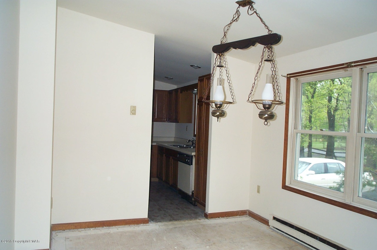 98 Shenkel Road Effort, PA 18330 - Photo 3 of 7 Dining Room