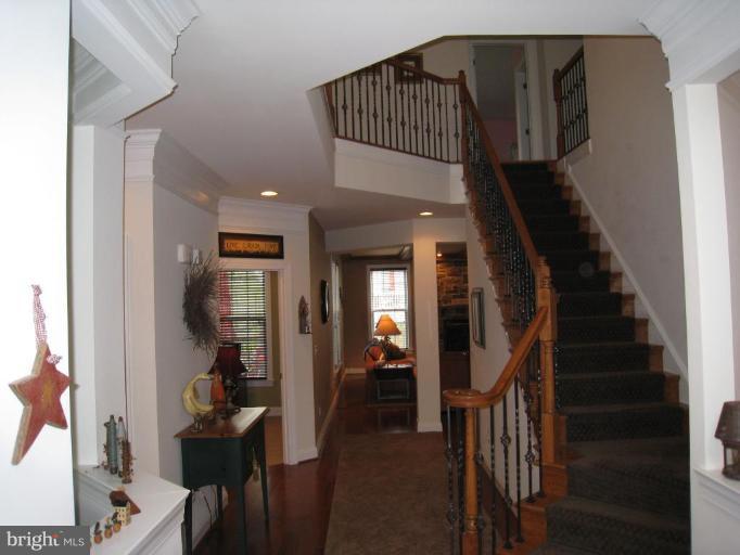 9303 Castle Hill Road Springfield, VA 22153 - Photo 4 of 25 Entrance / Foyer