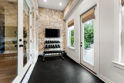 a view of entryway with livingroom