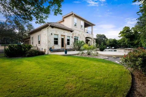 a view of a house with backyard and sitting area