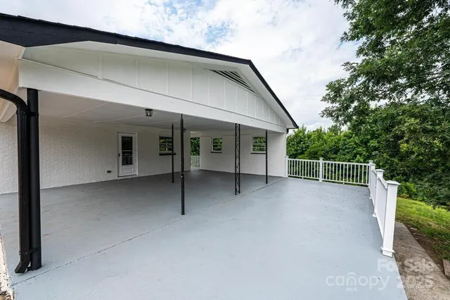 a view of a house with backyard