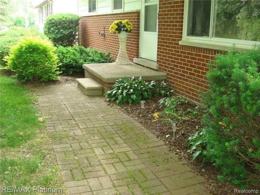 1836 Gray Road Howell, MI 48843 - Photo 2 of 27 DSC08440.JPG