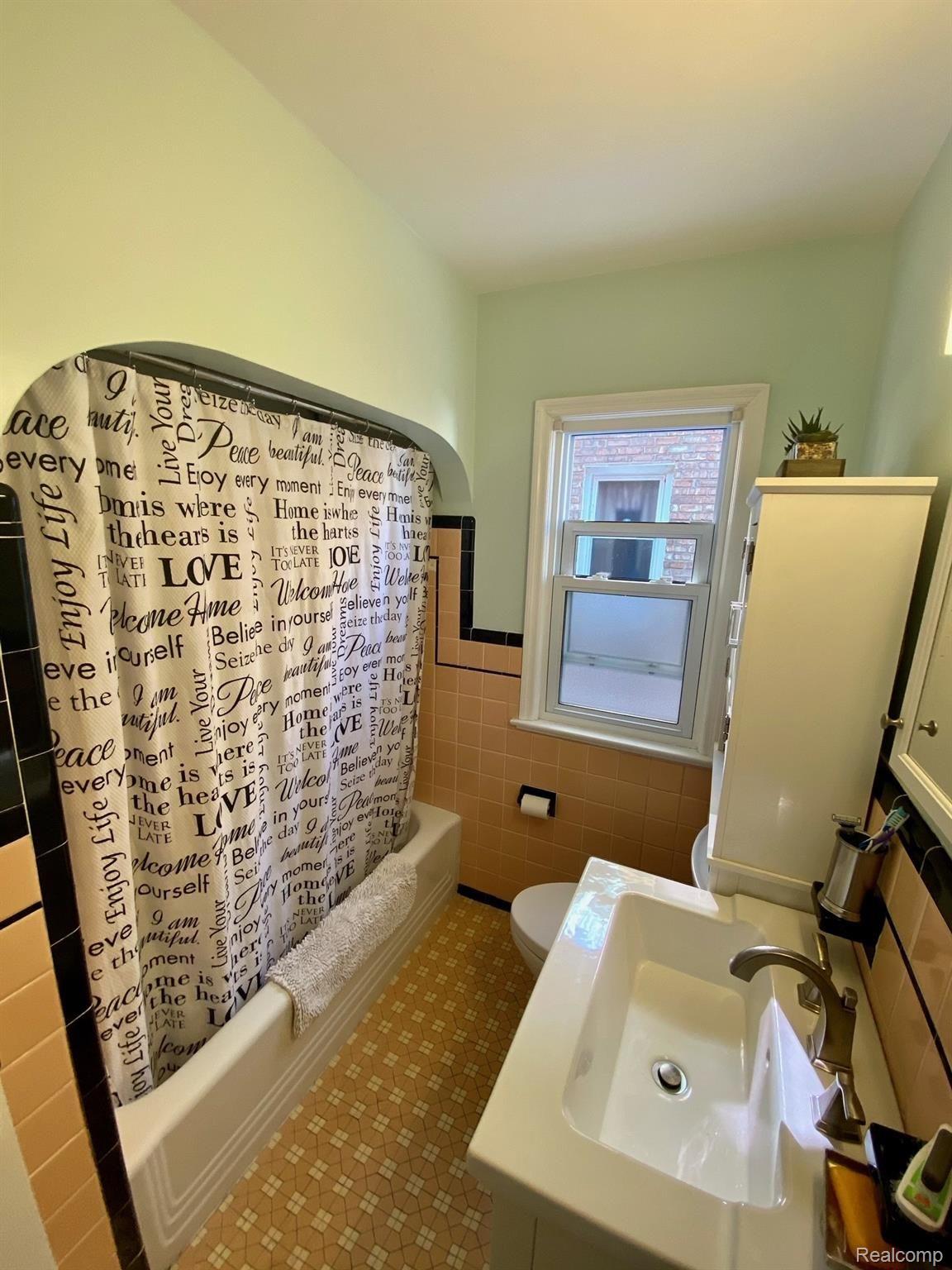 5590 Balfour Road Detroit, MI 48224 - Photo 12 of 32 12 Full Bath.jpeg