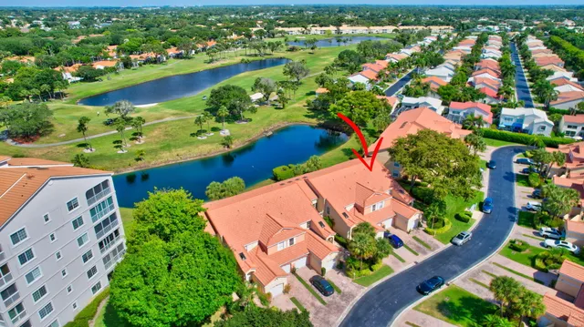 a view of yard with green space