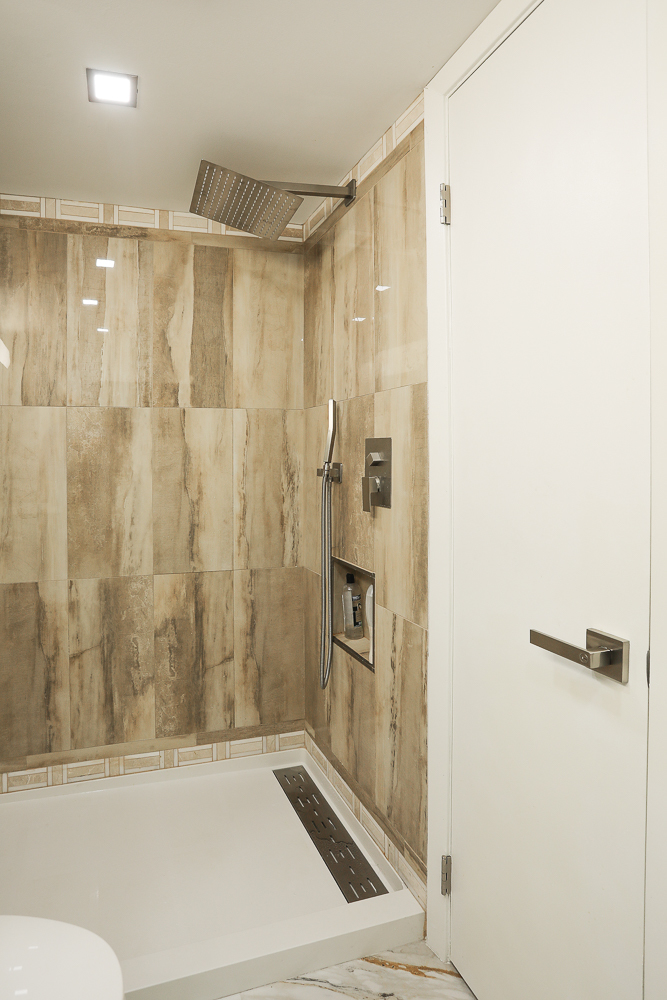 2900 Maple Avenue, Unit 19E Downers Grove, IL 60515 - Photo 21 of 32 a bathroom with a shower