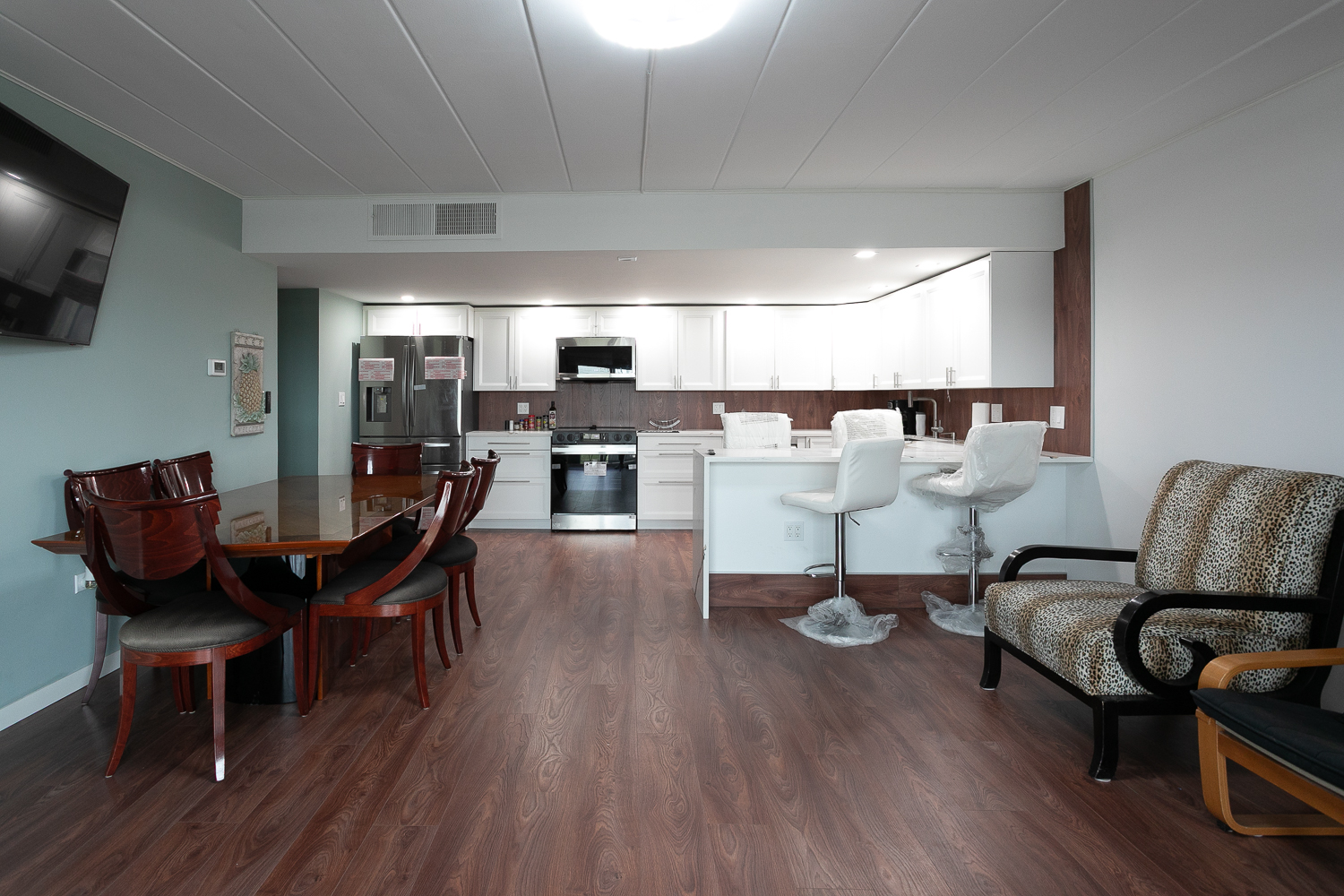 2900 Maple Avenue, Unit 19E Downers Grove, IL 60515 - Photo 28 of 32 a living room with furniture and wooden floor