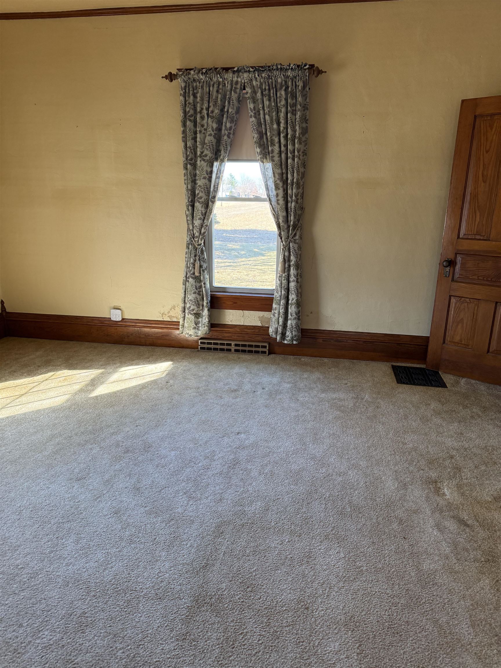 5940 East German Valley Road German Valley, IL 61039 - Photo 13 of 29 an empty room with window