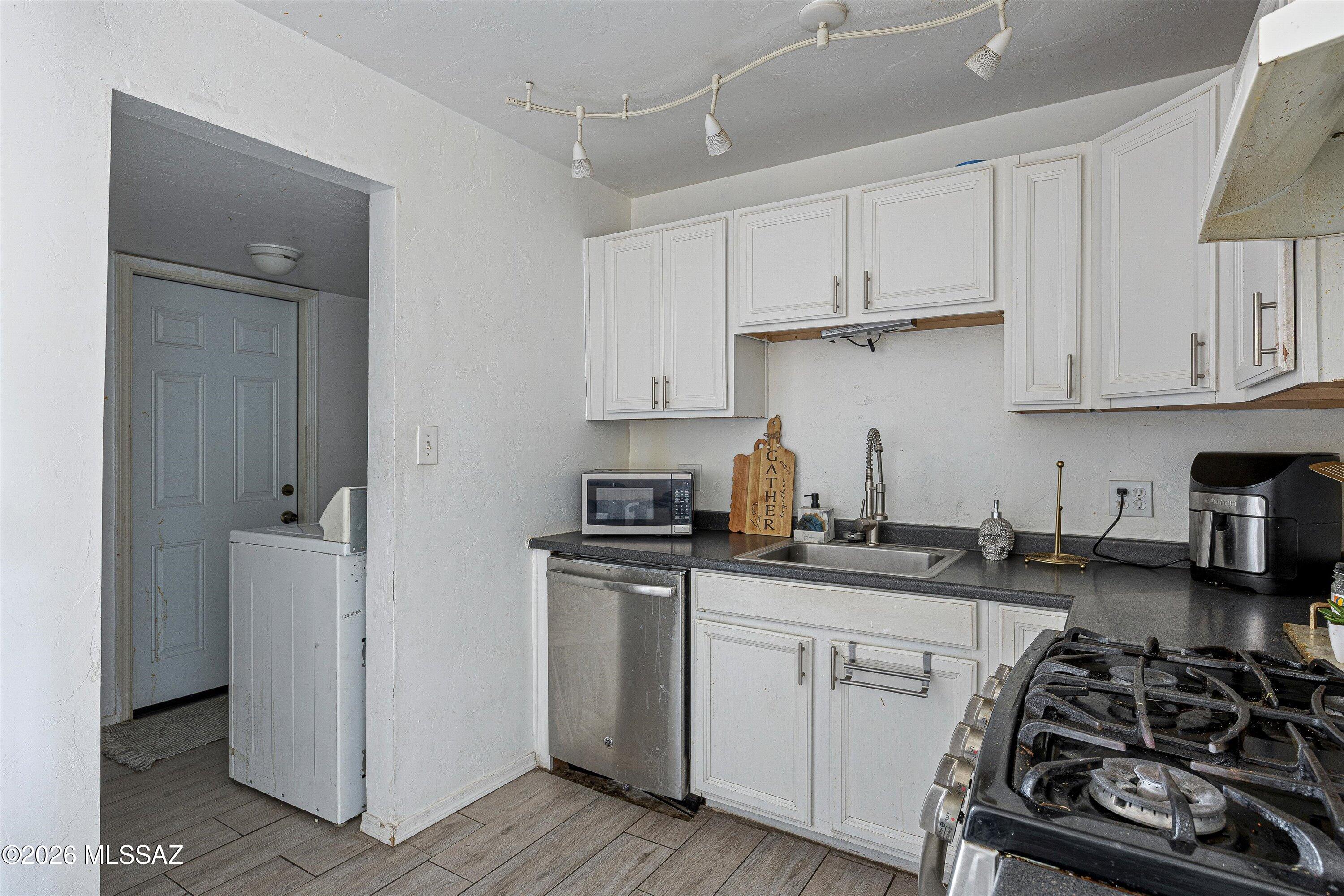 3321 East Silverlake Road Tucson, AZ 85713 - Photo 12 of 28 Kitchen